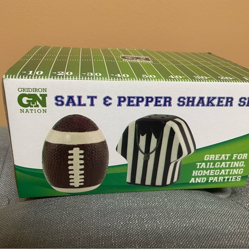 Football salt and pepper shakers - Picture 3 of 3
